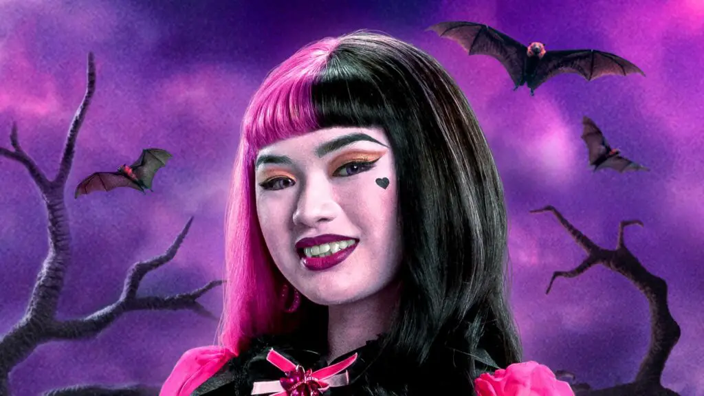 who plays draculaura in monster high